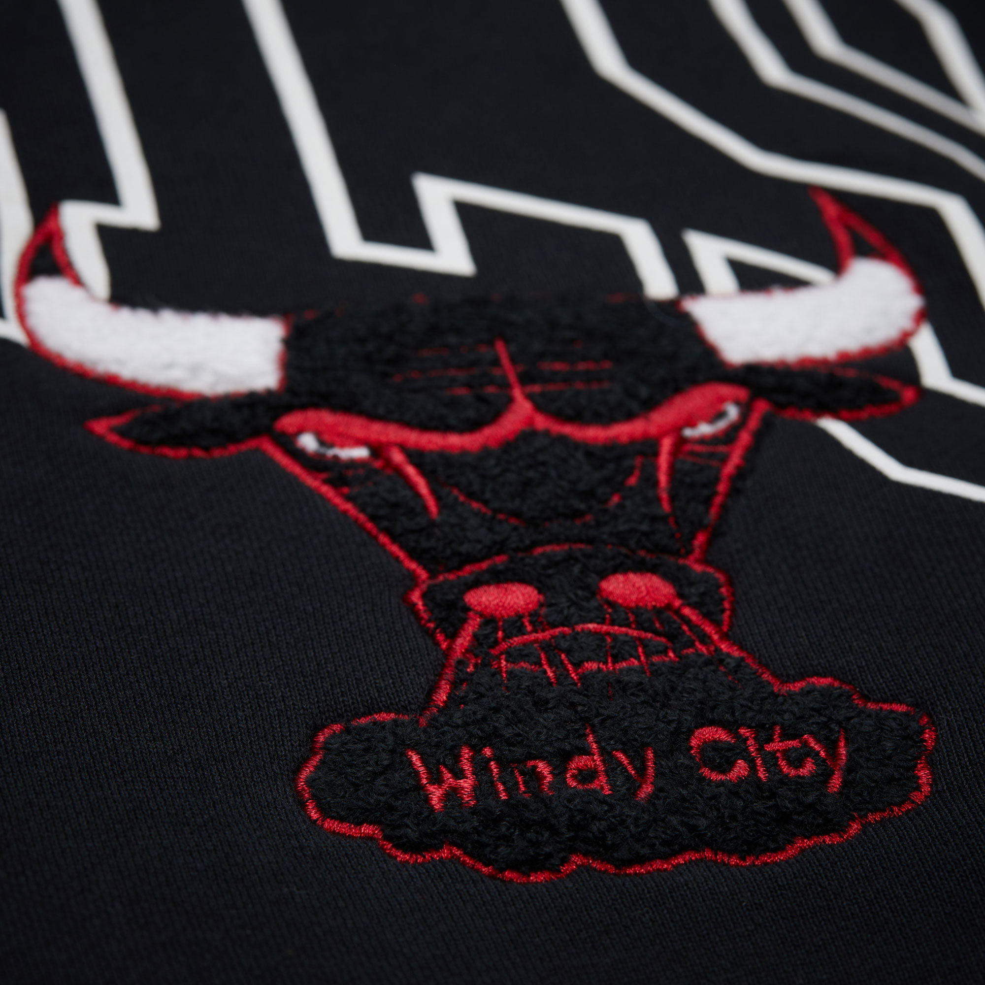 Chicago Bulls NBA Mitchell & Ness Logo Over Hoodie Chicago Bulls NBA Mitchell & Ness Logo Over Hoodie